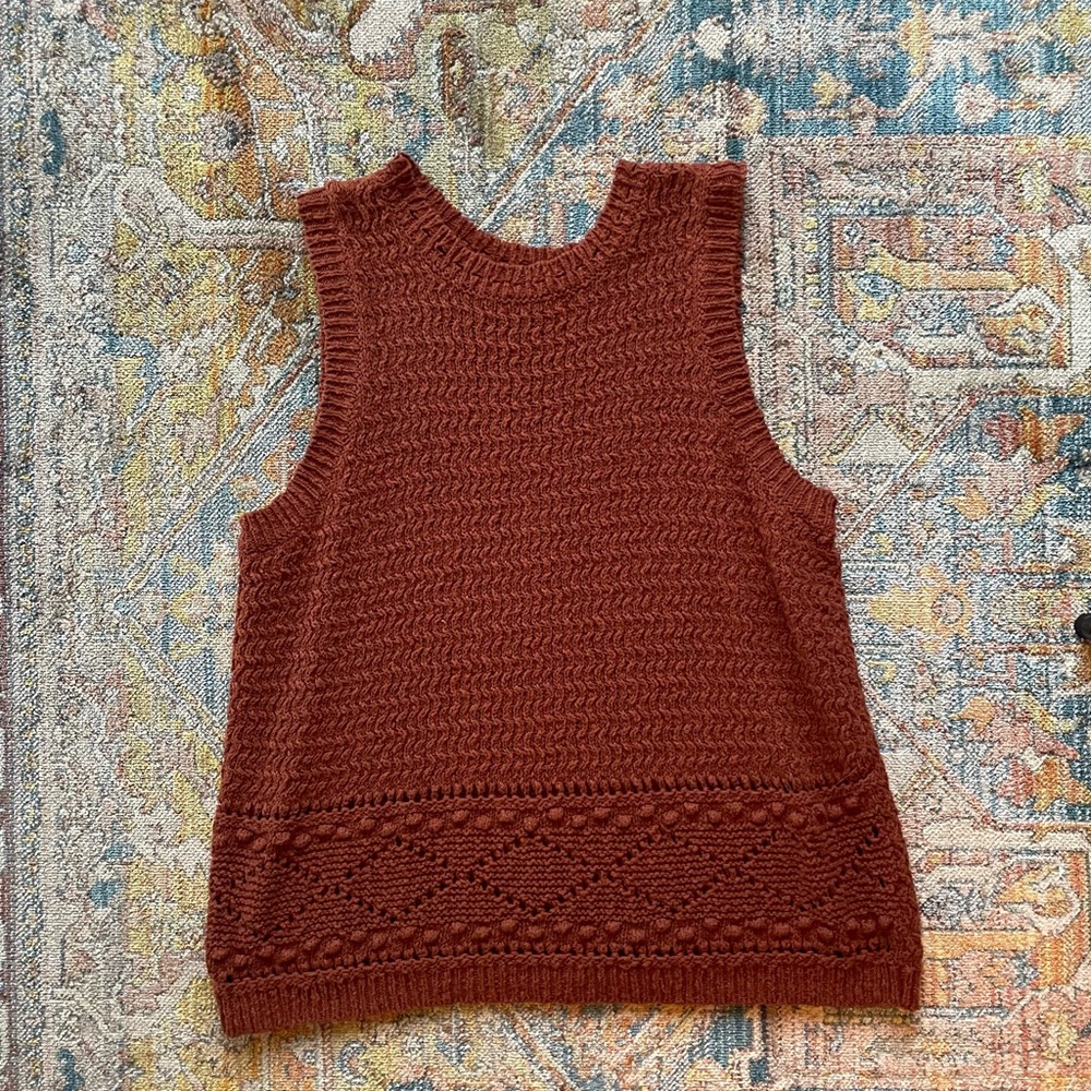 Knitted rust sleeveless top